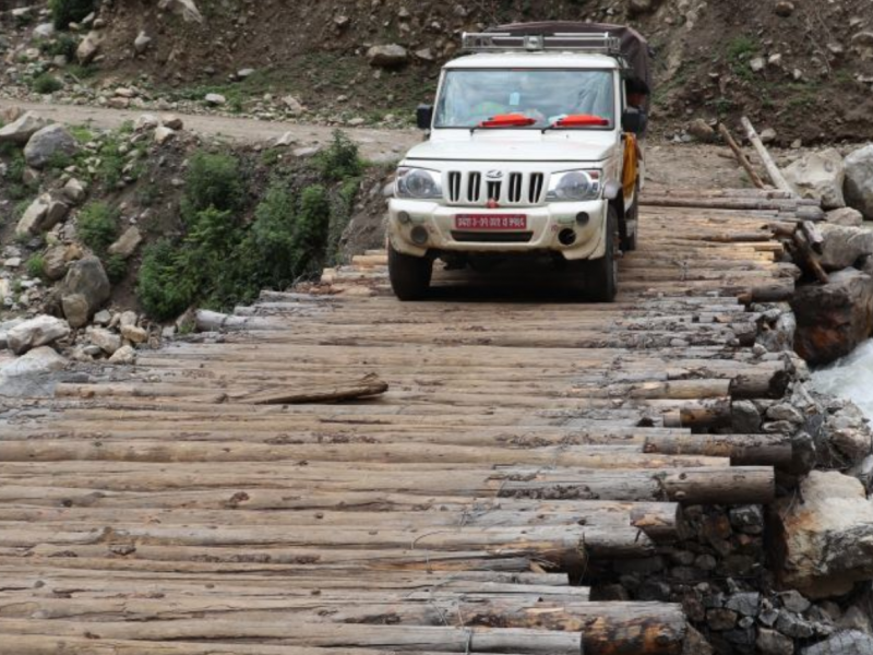 हुम्लामा जोखिमयुक्त काठे पुलमा गुड्छन् गाडी